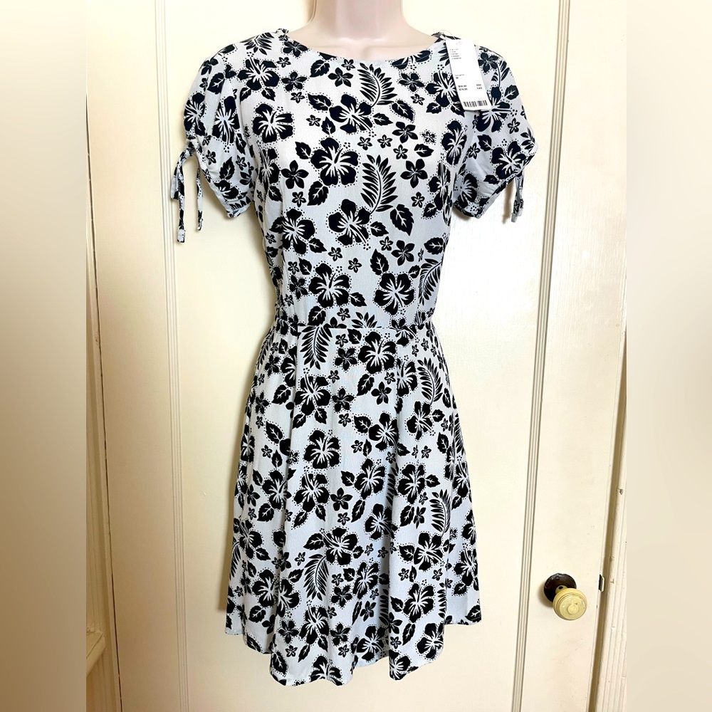 Urban Outfitters Black &. White Hibiscus Keyhole Open Back Dress NWT